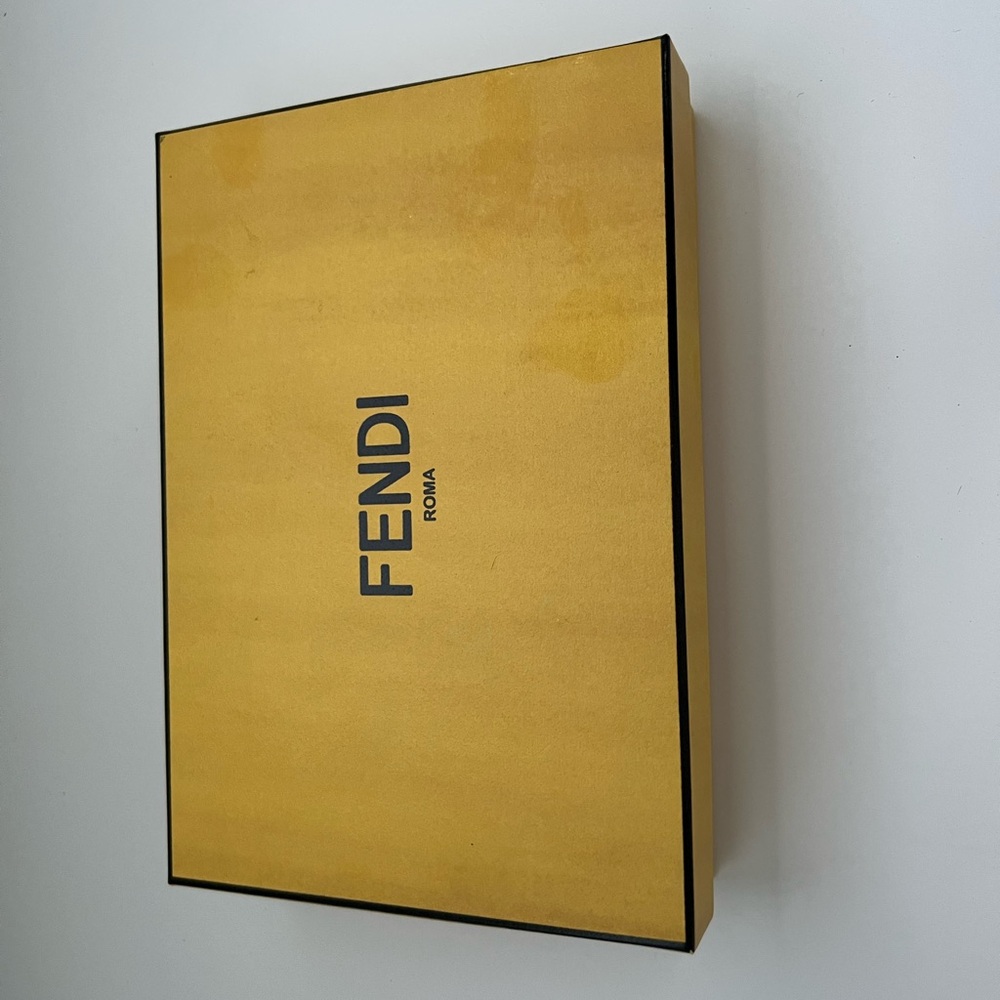 Fendi White Elegant Wallet - Picture 4 of 4
